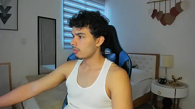 Snapshot of mateoleonee chatting on 02/12/25, 05:05 mateoleonee online show from 02/12/25, 05:05