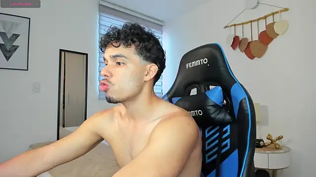 Snapshot of mateoleonee chatting on 02/22/25, 04:51 mateoleonee online show from 02/22/25, 04:51