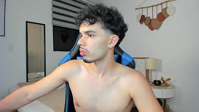 Snapshot of mateoleonee chatting on 02/25/25, 03:52 mateoleonee online show from 02/25/25, 03:52