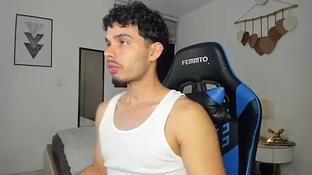 Snapshot of mateoleonee chatting on 03/23/25, 01:42 mateoleonee online show from 03/23/25, 01:42