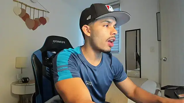 Snapshot of mateoleonee chatting on 09/27/25, 08:36 mateoleonee online show from 09/27/25, 08:36