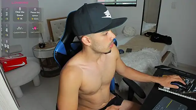 Snapshot of mateoleonee chatting on 10/11/25, 08:18 mateoleonee online show from 10/11/25, 08:18