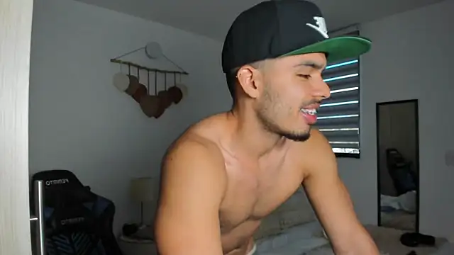 Snapshot of mateoleonee chatting on 10/14/25, 09:15 mateoleonee online show from 10/14/25, 09:15