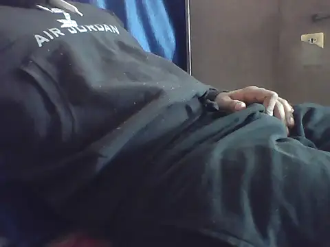 Snapshot of hot_to_handel chatting on 12/23/25, 05:05 hot to handel online show from 12/23/25, 05:05