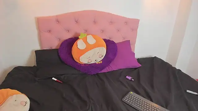 Snapshot of Ema_Stone65 chatting on 12/23/24, 10:23 Ema Stone65 online show from 12/23/24, 10:23