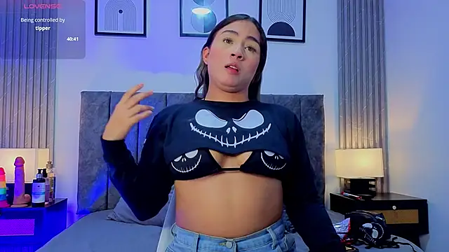 Snapshot of Ema_Stone65 chatting on 09/22/25, 10:12 Ema Stone65 online show from 09/22/25, 10:12