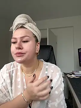 Snapshot of Fancy-Francy chatting on 01/14/25, 10:38 Fancy-Francy online show from 01/14/25, 10:38