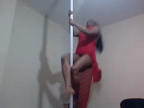 Snapshot of Cinderella_Jewels_ chatting on 02/13/25, 11:58 Cinderella Jewels online show from 02/13/25, 11:58