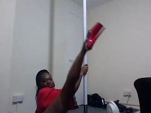 Snapshot of Cinderella_Jewels_ chatting on 02/19/25, 04:01 Cinderella Jewels online show from 02/19/25, 04:01