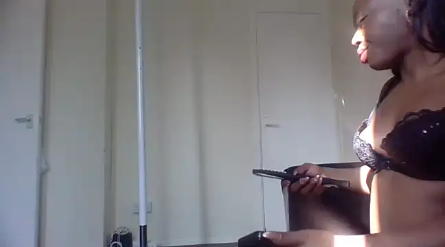 Snapshot of Cinderella_Jewels_ chatting on 03/05/25, 01:39 Cinderella Jewels online show from 03/05/25, 01:39