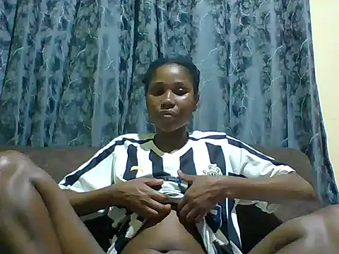 Snapshot of miss_lyne001 chatting on 10/22/25, 02:39 miss lyne001 online show from 10/22/25, 02:39