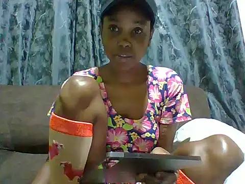 Snapshot of miss_lyne001 chatting on 10/29/25, 02:30 miss lyne001 online show from 10/29/25, 02:30