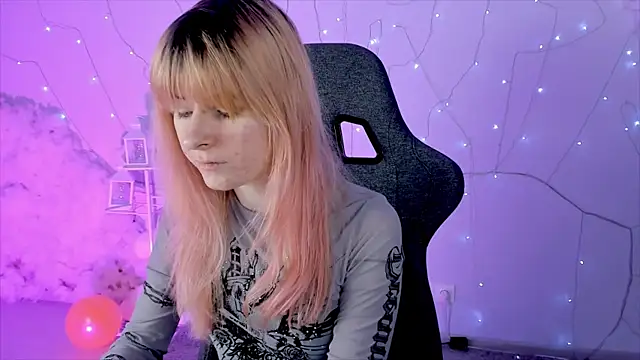 Snapshot of LexiWenford chatting on 02/13/25, 02:45 LexiWenford online show from 02/13/25, 02:45