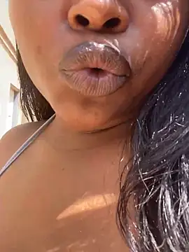 Snapshot of DiamondGoddes chatting on 10/21/25, 11:33 DiamondGoddes online show from 10/21/25, 11:33