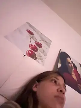 Snapshot of DanielaSaenz0 chatting on 12/20/25, 03:24 DanielaSaenz0 online show from 12/20/25, 03:24