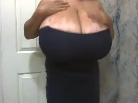 Snapshot of RoxiRedXXX chatting on 04/20/26, 08:32 RoxiRedXXX online show from 04/20/26, 08:32