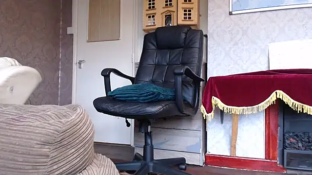 Snapshot of MrStraightDik chatting on 11/04/25, 12:37 MrStraightDik online show from 11/04/25, 12:37