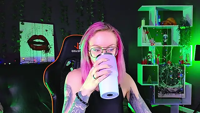 Snapshot of _HelenCarter chatting on 03/08/25, 08:57 HelenCarter online show from 03/08/25, 08:57