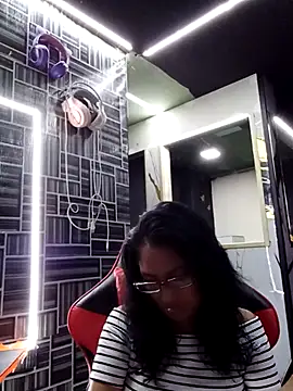 Snapshot of AdelinaMiran90 chatting on 09/21/25, 04:03 AdelinaMiran90 online show from 09/21/25, 04:03