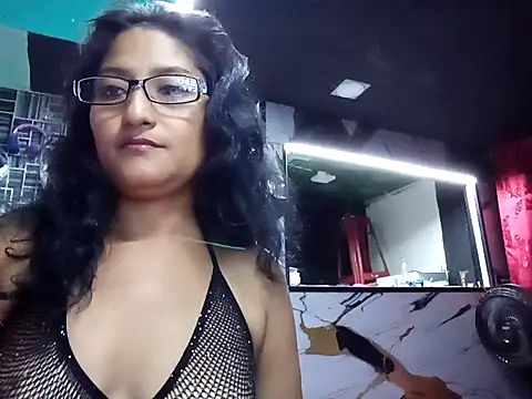 Snapshot of AdelinaMiran90 chatting on 10/17/25, 04:15 AdelinaMiran90 online show from 10/17/25, 04:15