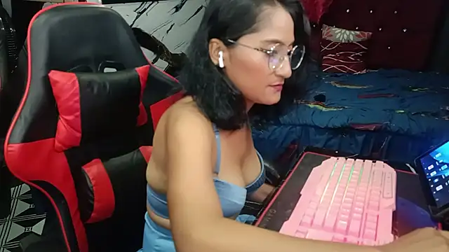 Snapshot of AdelinaMiran90 chatting on 11/02/25, 05:43 AdelinaMiran90 online show from 11/02/25, 05:43