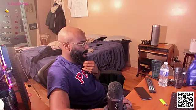 Snapshot of MrChuckDailyXXX chatting on 12/07/24, 06:32 MrChuckDailyXXX online show from 12/07/24, 06:32