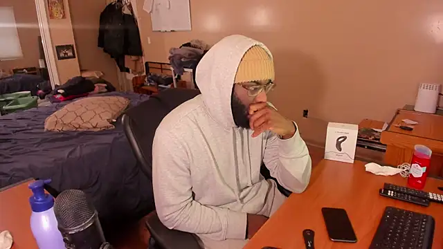 Snapshot of MrChuckDailyXXX chatting on 12/22/24, 09:31 MrChuckDailyXXX online show from 12/22/24, 09:31