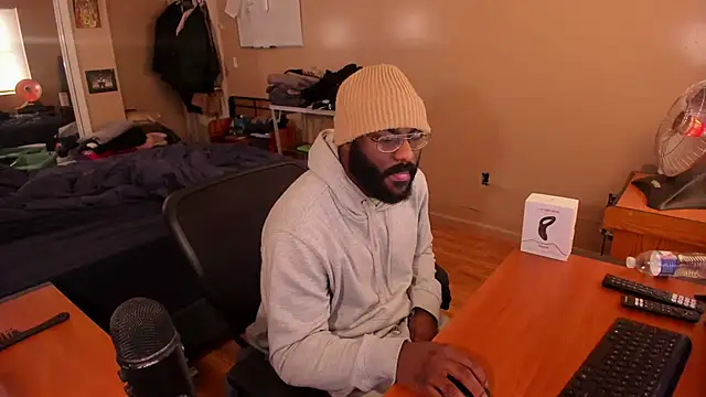 Snapshot of MrChuckDailyXXX chatting on 12/23/24, 01:24 MrChuckDailyXXX online show from 12/23/24, 01:24