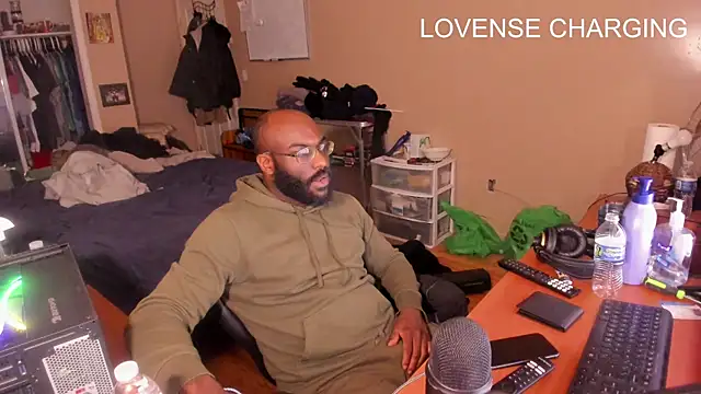 Snapshot of MrChuckDailyXXX chatting on 01/01/25, 05:43 MrChuckDailyXXX online show from 01/01/25, 05:43