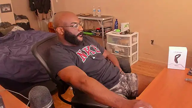 Snapshot of MrChuckDailyXXX chatting on 01/04/25, 04:11 MrChuckDailyXXX online show from 01/04/25, 04:11