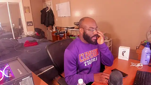 Snapshot of MrChuckDailyXXX chatting on 01/16/25, 06:14 MrChuckDailyXXX online show from 01/16/25, 06:14