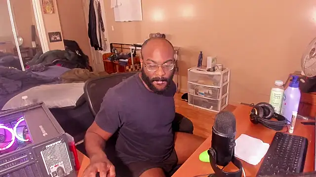 Snapshot of MrChuckDailyXXX chatting on 01/21/25, 07:37 MrChuckDailyXXX online show from 01/21/25, 07:37