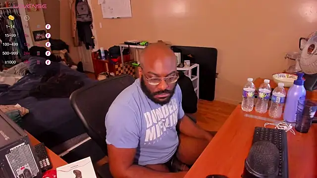 Snapshot of MrChuckDailyXXX chatting on 02/08/25, 12:17 MrChuckDailyXXX online show from 02/08/25, 12:17