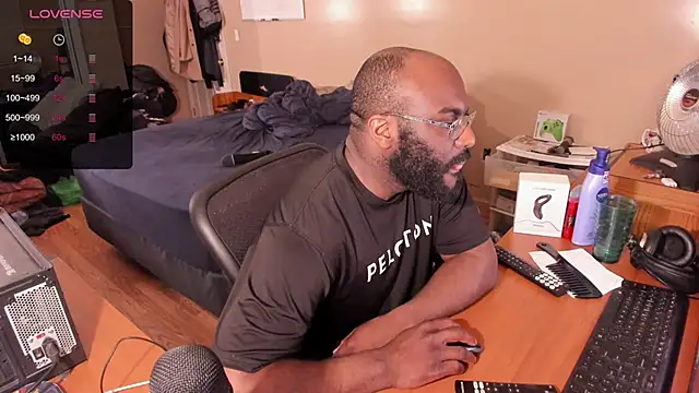 Snapshot of MrChuckDailyXXX chatting on 03/17/25, 01:46 MrChuckDailyXXX online show from 03/17/25, 01:46