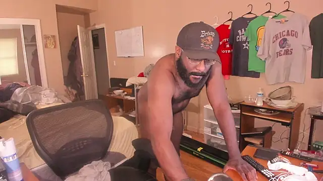 Snapshot of MrChuckDailyXXX chatting on 10/03/25, 08:28 MrChuckDailyXXX online show from 10/03/25, 08:28