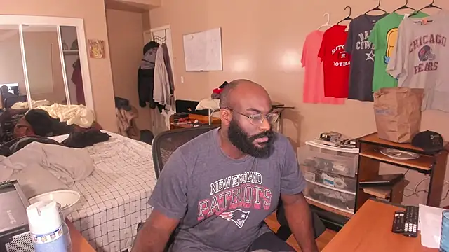 Snapshot of MrChuckDailyXXX chatting on 10/06/25, 02:31 MrChuckDailyXXX online show from 10/06/25, 02:31