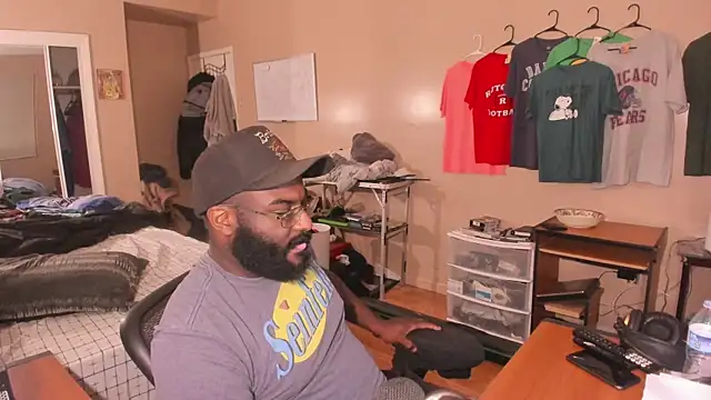 Snapshot of MrChuckDailyXXX chatting on 10/08/25, 05:05 MrChuckDailyXXX online show from 10/08/25, 05:05