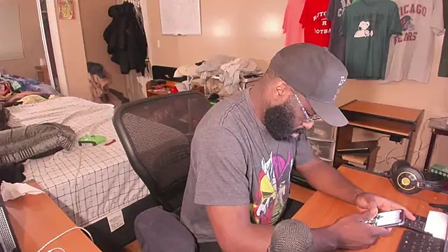 Snapshot of MrChuckDailyXXX chatting on 10/09/25, 10:52 MrChuckDailyXXX online show from 10/09/25, 10:52