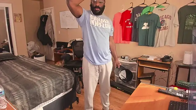 Snapshot of MrChuckDailyXXX chatting on 10/19/25, 02:07 MrChuckDailyXXX online show from 10/19/25, 02:07