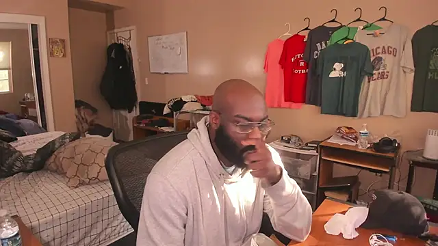 Snapshot of MrChuckDailyXXX chatting on 10/21/25, 01:45 MrChuckDailyXXX online show from 10/21/25, 01:45