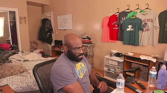 Snapshot of MrChuckDailyXXX chatting on 11/05/25, 03:01 MrChuckDailyXXX online show from 11/05/25, 03:01