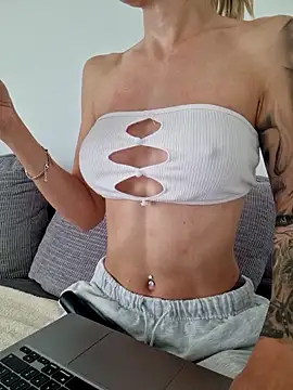 Snapshot of EileX_official chatting on 04/09/26, 06:19 EileX official online show from 04/09/26, 06:19