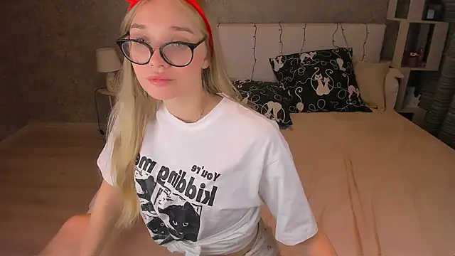 Snapshot of BoysLoveBlondee chatting on 01/22/25, 11:43 BoysLoveBlondee online show from 01/22/25, 11:43