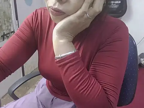 Snapshot of JuliaCiona chatting on 11/11/25, 04:01 JuliaCiona online show from 11/11/25, 04:01