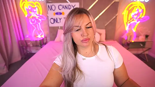 Snapshot of KiraCandyS chatting on 11/04/25, 10:09 KiraCandyS online show from 11/04/25, 10:09