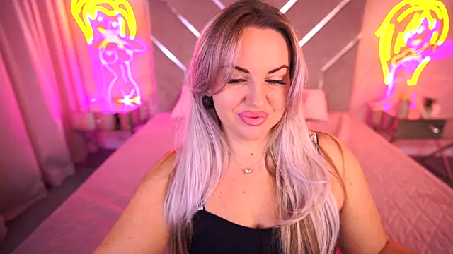 Snapshot of KiraCandyS chatting on 11/07/25, 12:21 KiraCandyS online show from 11/07/25, 12:21