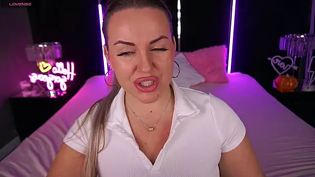 Snapshot of KiraCandyS chatting on 11/07/25, 03:23 KiraCandyS online show from 11/07/25, 03:23