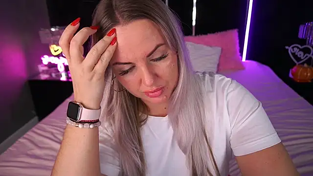 Snapshot of KiraCandyS chatting on 11/08/25, 03:29 KiraCandyS online show from 11/08/25, 03:29