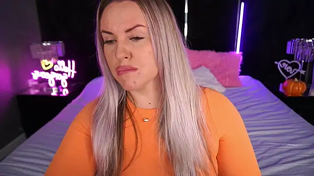 Snapshot of KiraCandyS chatting on 11/08/25, 11:14 KiraCandyS online show from 11/08/25, 11:14