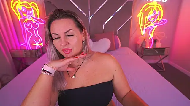 Snapshot of KiraCandyS chatting on 11/24/25, 09:14 KiraCandyS online show from 11/24/25, 09:14